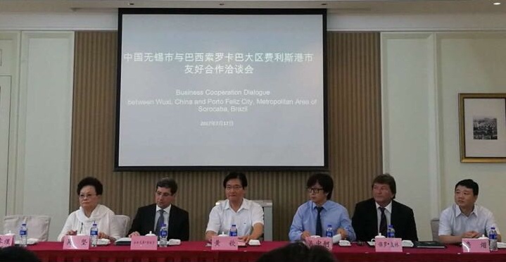 无锡市王进健副市长(左三)、橙宝公司创始人吴坚女士(左一)等出席会议 无锡市王进健副市长(左三)、橙宝公司创始人吴坚女士(左一)等出席会议